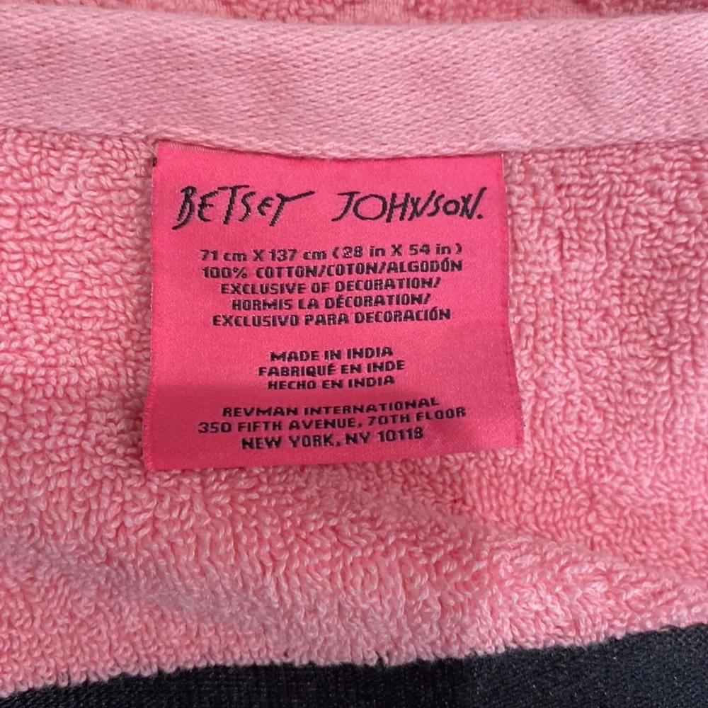 Betsy Johnson Sculptured Hearts Bath Towel